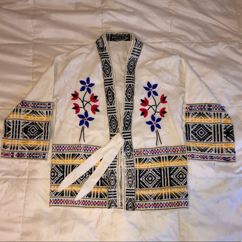 Unisex Coat. Embroidered. Tie closure. Size M.